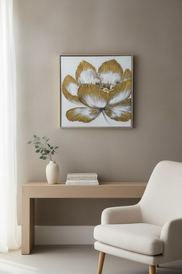 lifestyle-shot-2673e431-481c-49a3-aa5f-92d7f63e0769 Cuadro Flor Dorada A – Elegancia Natural 60×60 cm