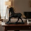 Escultura Caballo Negro con Detalles Dorados