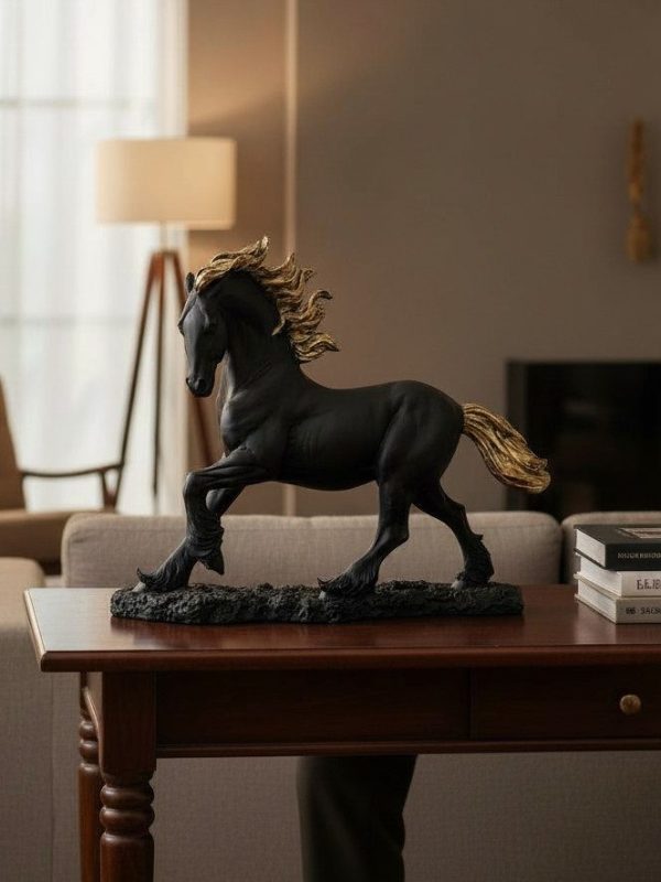 Escultura Caballo Negro con Detalles Dorados