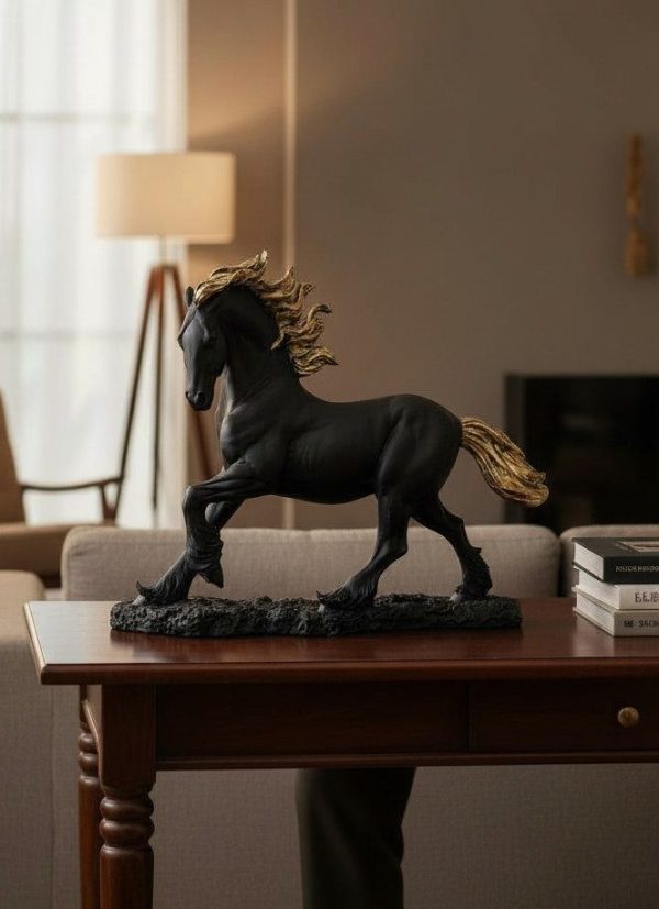 Escultura Caballo Negro con Detalles Dorados