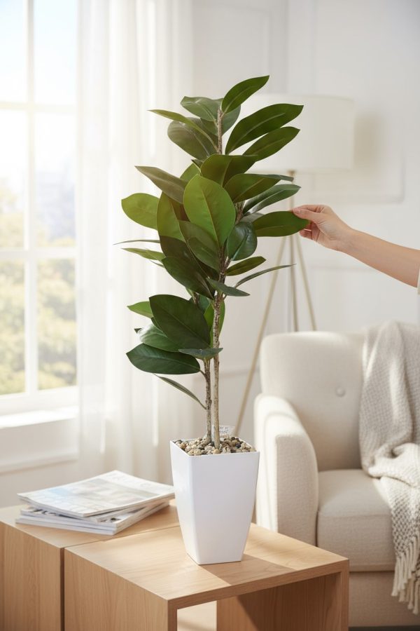 lifestyle-shot-3b9c7d7d-76db-41a6-a723-9fd8aa29926a Gomero Artificial con Macetero 90 cm