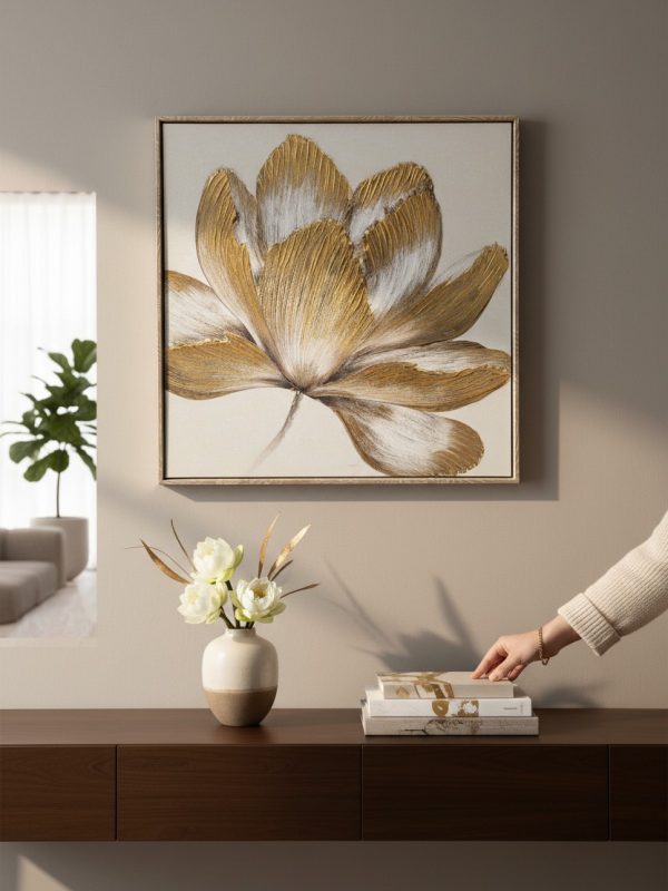 lifestyle-shot-9b883e15-7a34-4246-9036-90a997addbcb Cuadro Flor Dorada B – Marco Tierra 60×60 cm